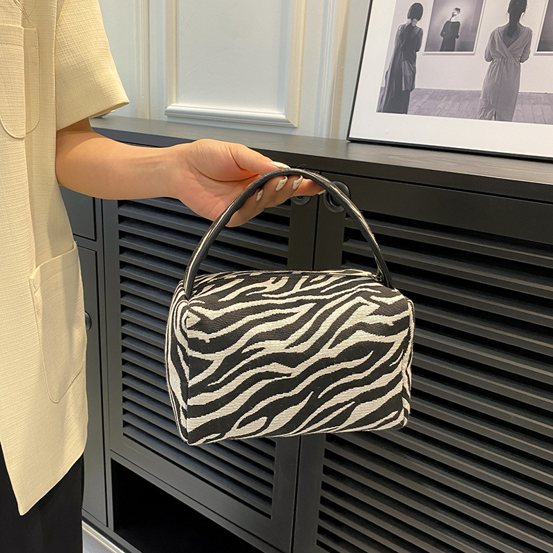 Leopard Makeup Bag Luxury  Lar - Luxury Bags Consignment recension och pris