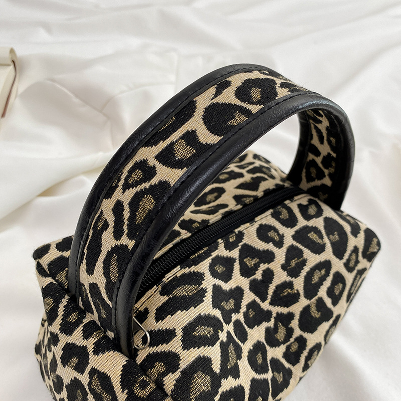 Leopard Makeup Bag Luxury  Lar - Luxury Bags Consignment recension och pris