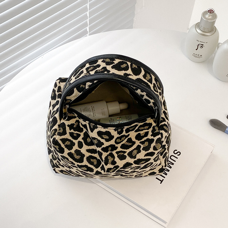 Leopard Makeup Bag Luxury  Lar - Luxury Bags Consignment recension och pris