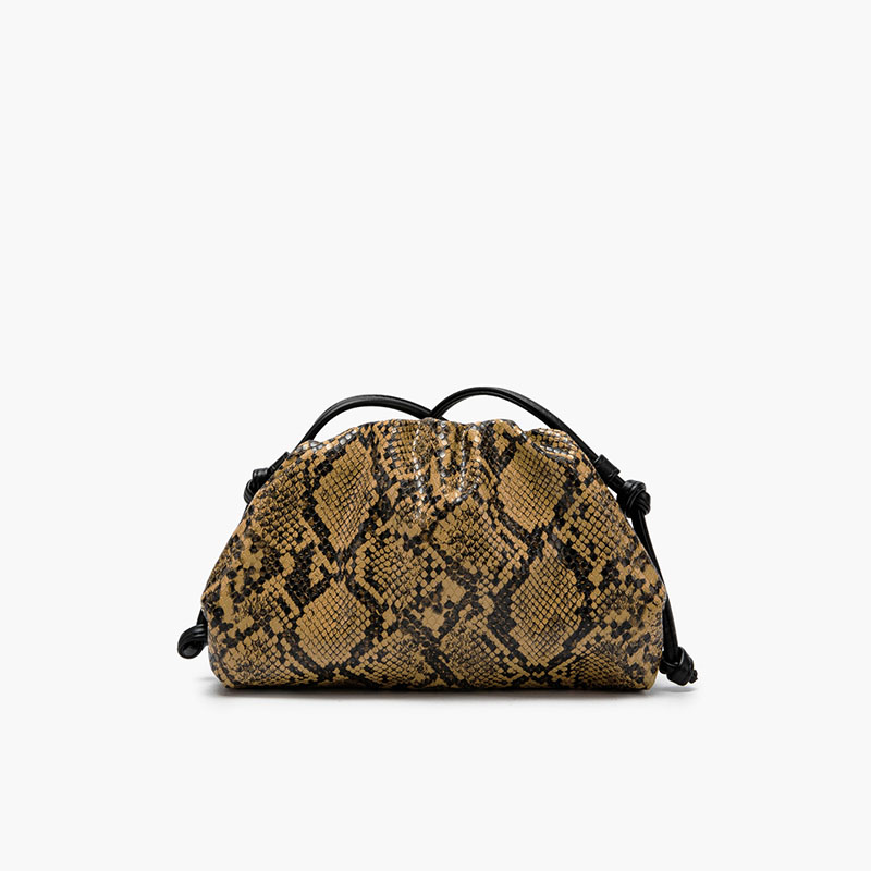 Ruched Serpentine Dumpling Bag - Luxury Bags Consignment recension och pris